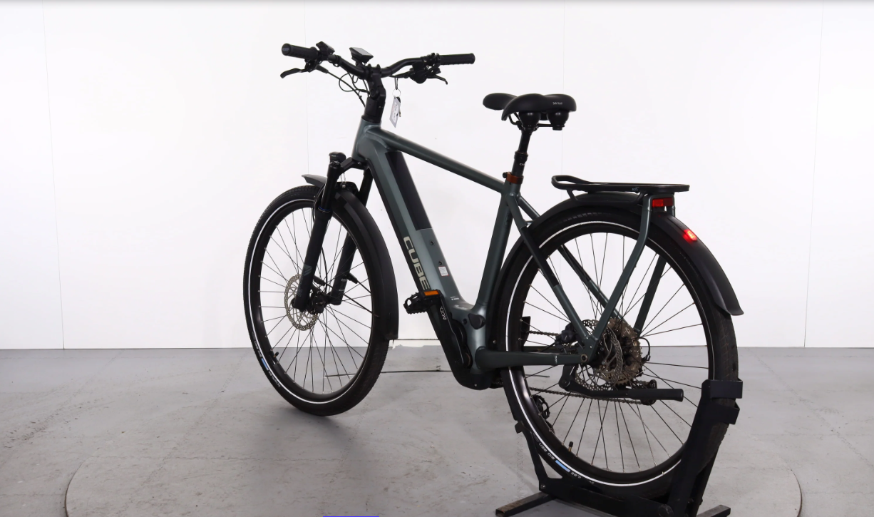Cube Kathmandu Hybrid Pro    Año 2023