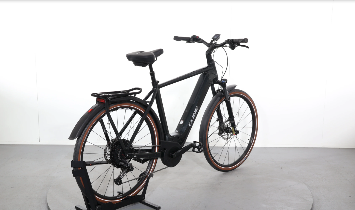 Cube Kathmandu Hybrid Exc 750    Año 2023