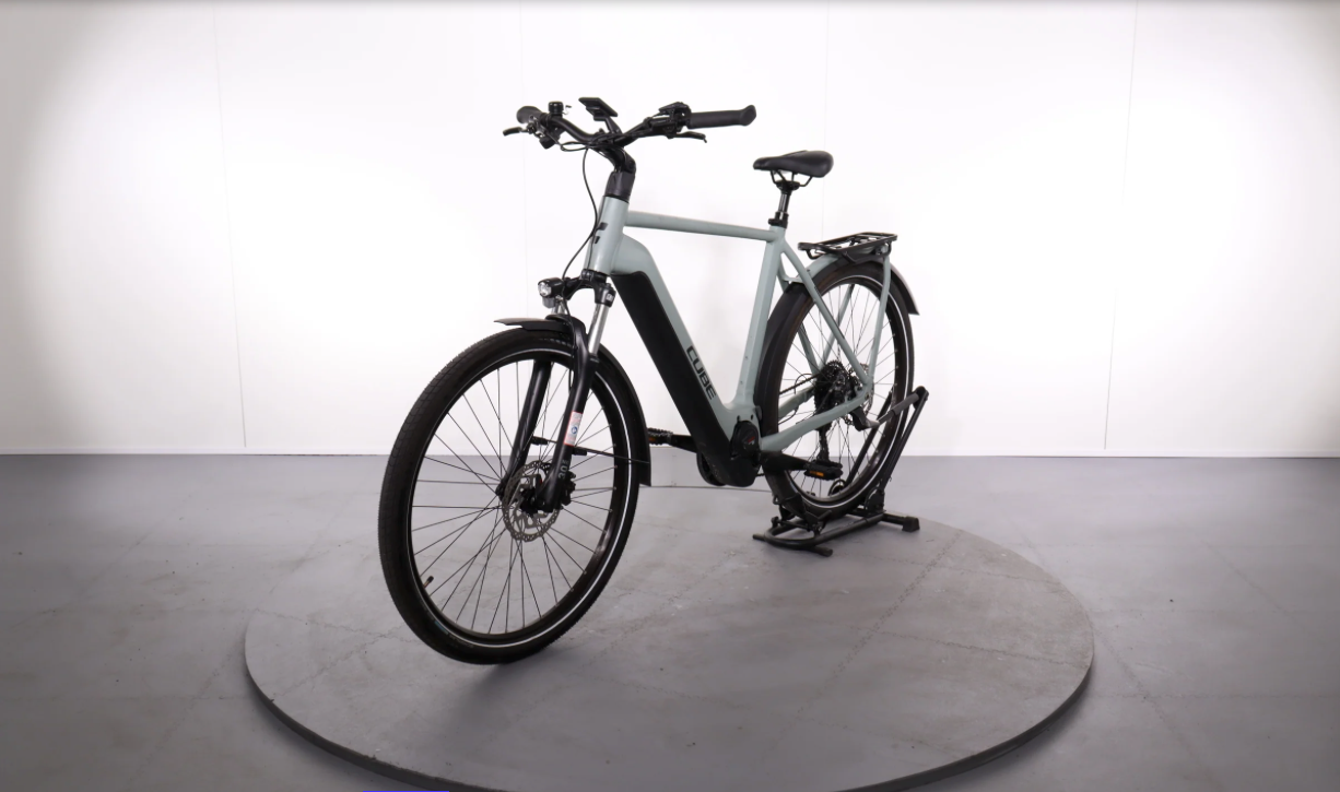 Cube Kathmandu Hybrid One 625    Año 2023