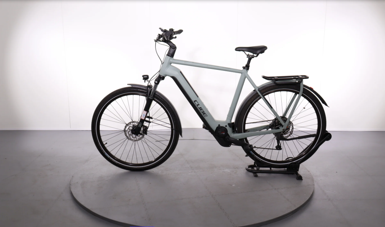 Cube Kathmandu Hybrid One 625    Año 2023