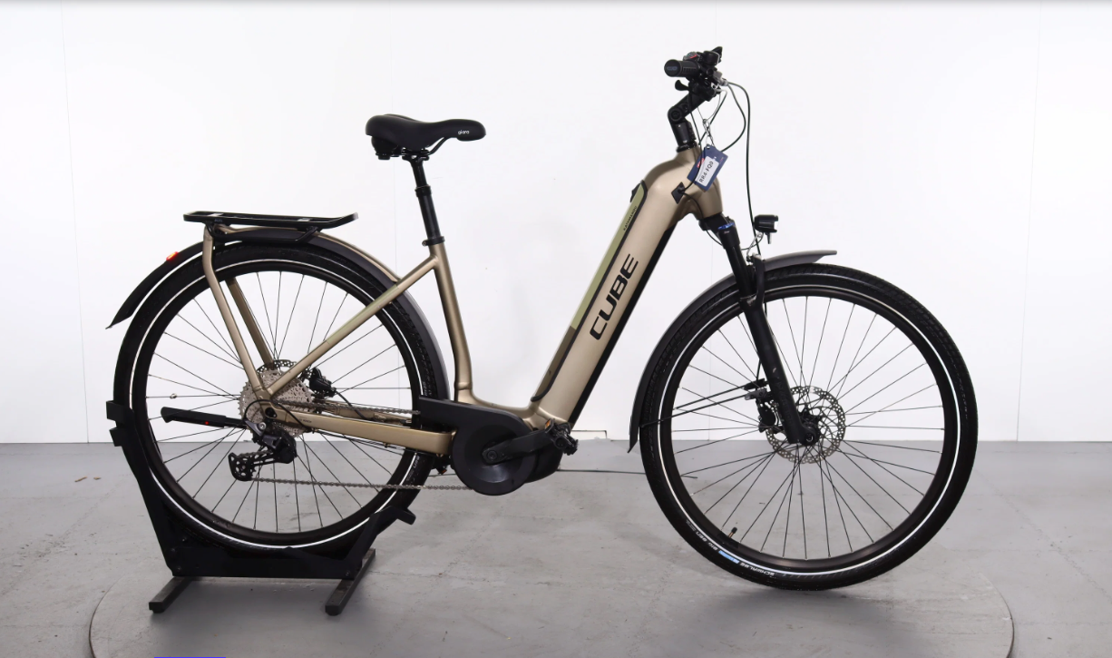 Cube Kathmandu Hybrid Pro 625    Año 2023
