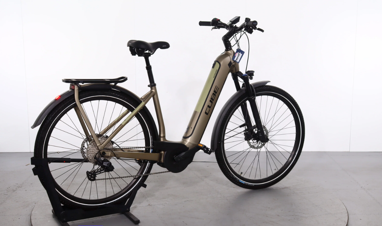 Cube Kathmandu Hybrid Pro 625    Año 2023