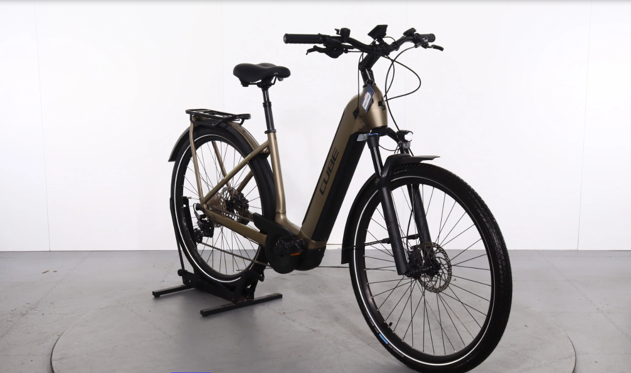 Cube Kathmandu Hybrid Pro 625    Año 2023