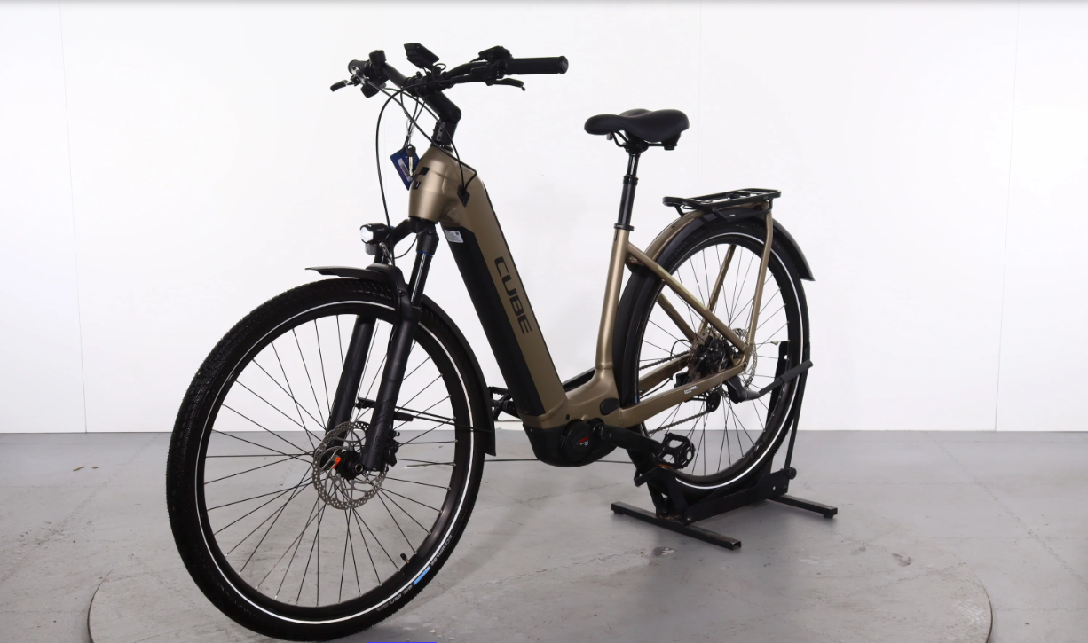 Cube Kathmandu Hybrid Pro 625    Año 2023