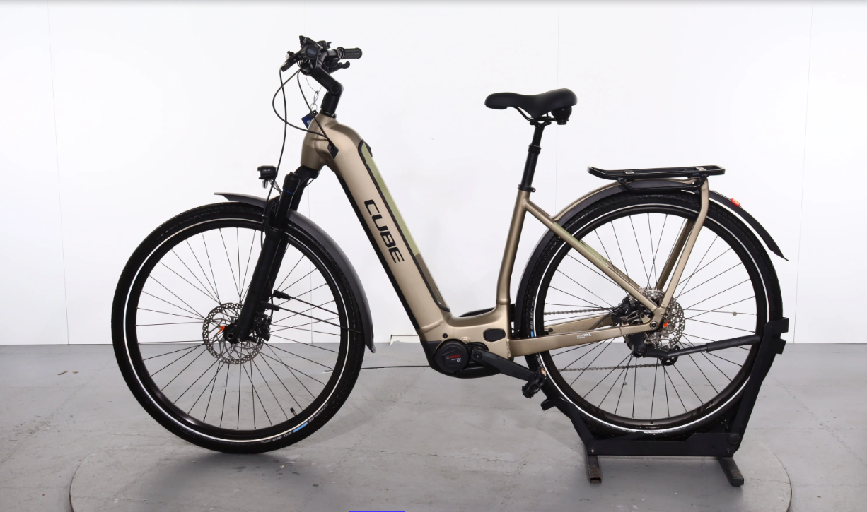 Cube Kathmandu Hybrid Pro 625    Año 2023