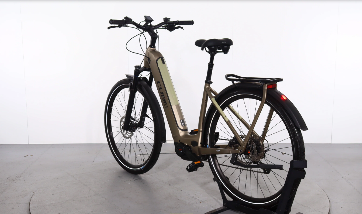 Cube Kathmandu Hybrid Pro 625    Año 2023