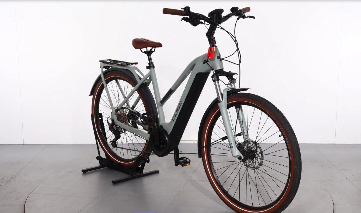 Cube Touring Hybrid Pro    Año 2022