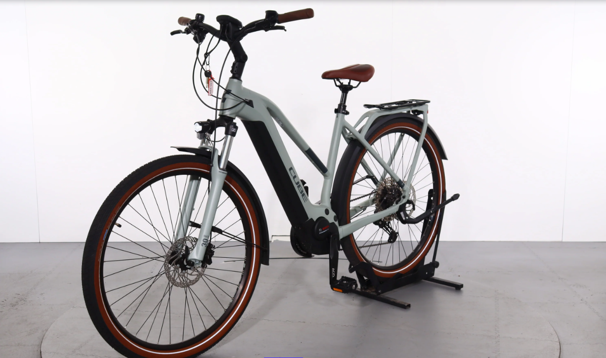 Cube Touring Hybrid Pro    Año 2022