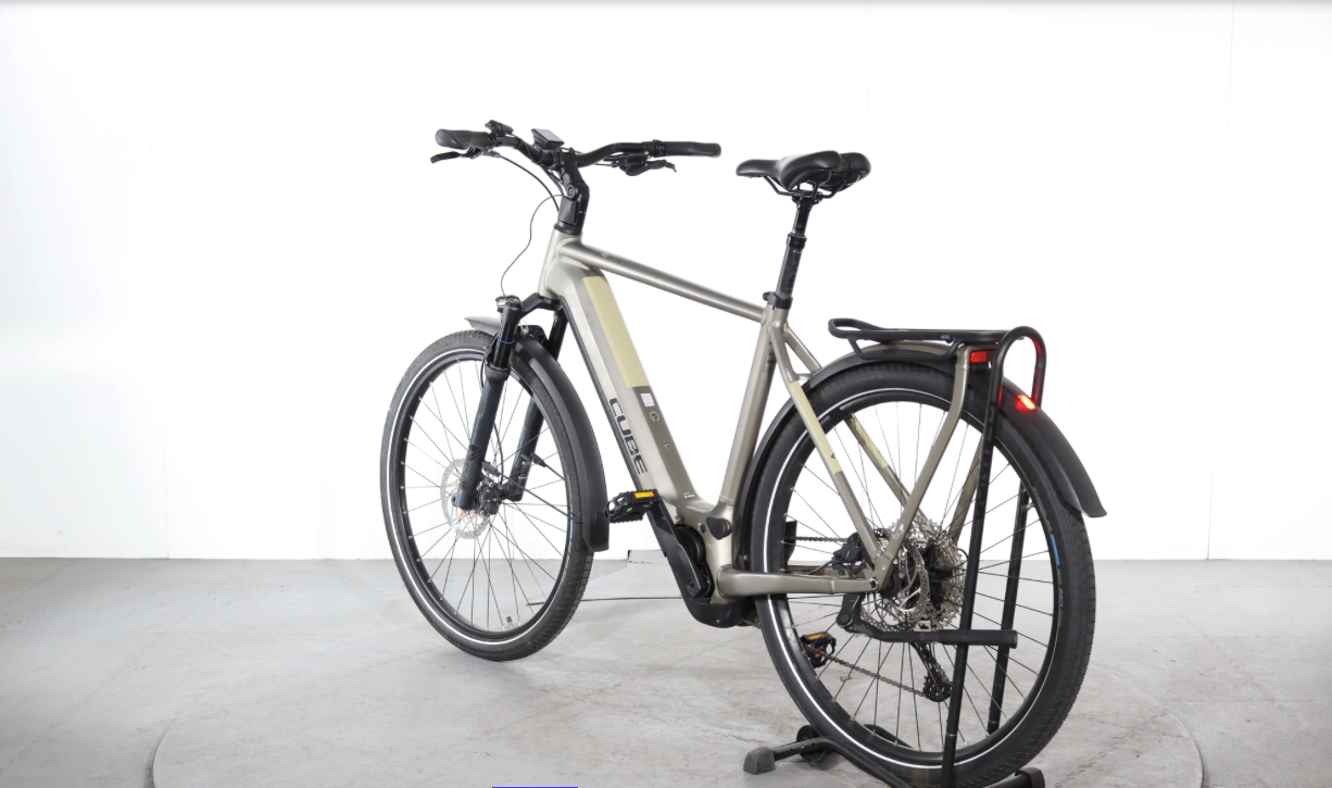 Cube Kathmandu Hybrid Pro   Año 2022